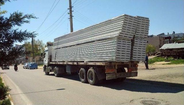 Adıyaman&rsquo;da Aşırı Y&uuml;kl&uuml; Tır Kazaya Davetiye &Ccedil;ıkardı 1