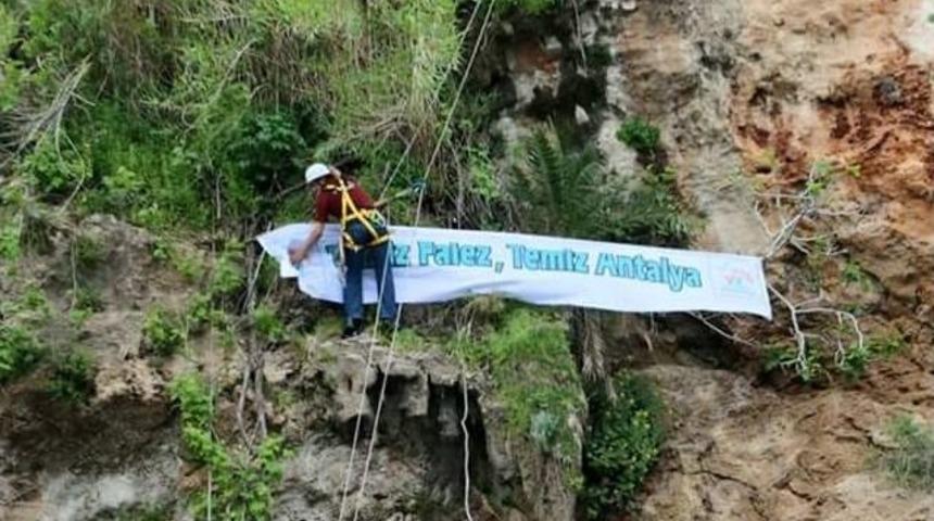 Gen&ccedil;ler Ve G&ouml;n&uuml;ll&uuml; İtfaiyecilerden Falez Temizliği