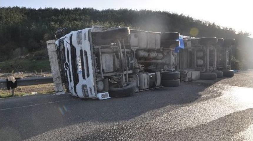 G&uuml;bre Y&uuml;kl&uuml; Tır Devrildi, 1 Yaralı