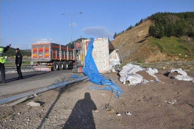 Gübre Yüklü Tır Devrildi, 1 Yaralı