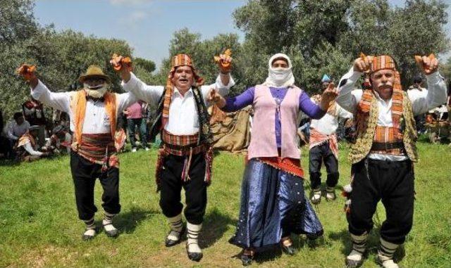 Karnaval Gibi Su Yolu Y&uuml;r&uuml;y&uuml;ş&uuml; 3