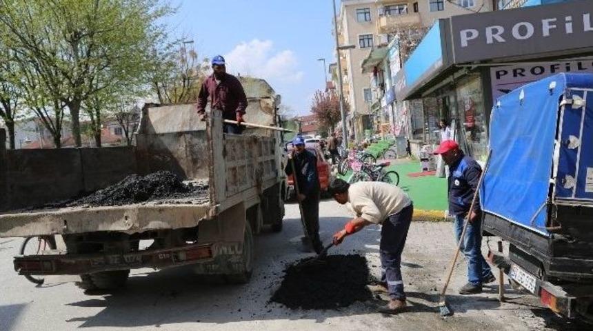 Sapanca&rsquo;da Asfalt Yama &Ccedil;alışmaları T&uuml;m Hızıyla S&uuml;r&uuml;yor