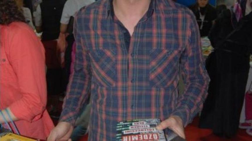 Sosyal Medya Fenomeni U&ccedil;ar, Kitaplardan Ayrılamadı