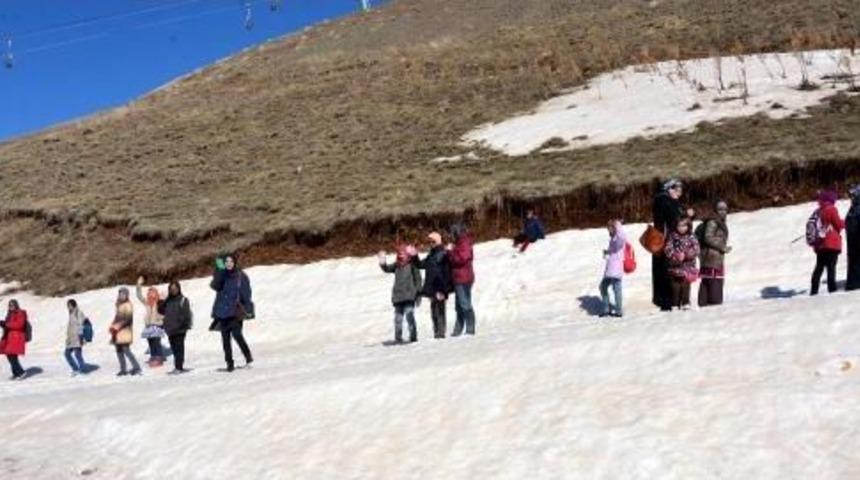 Malezyalı &Ouml;ğrenciler Hayatlarında Ilk Kez Kar G&ouml;rd&uuml;ler