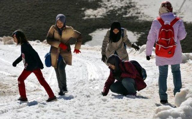 Malezyalı &Ouml;ğrenciler Hayatlarında Ilk Kez Kar G&ouml;rd&uuml;ler 1
