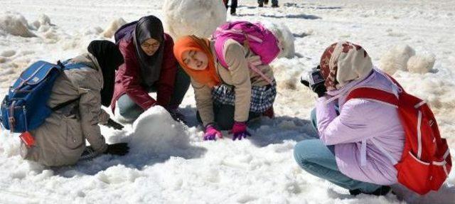 Malezyalı &Ouml;ğrenciler Hayatlarında Ilk Kez Kar G&ouml;rd&uuml;ler 2