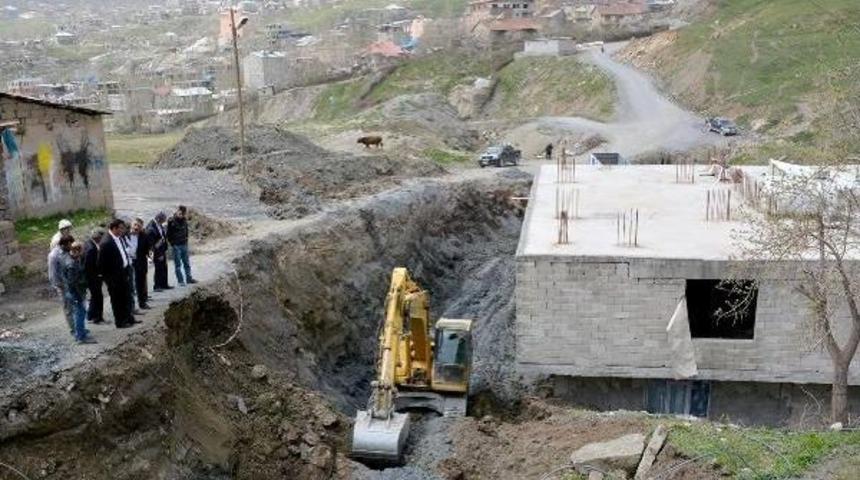 Hakkari'de &Ccedil;&ouml;ken Yolda Onarım &Ccedil;alışması