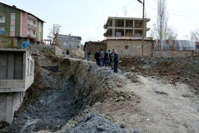 Hakkari de &Ccedil;&ouml;ken Yolda Onarım &Ccedil;alışması 1