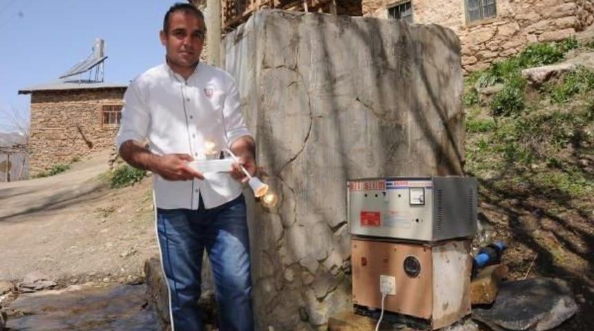 Hurda Malzemeden Yaptığı Dinamoyla Elektrik &Uuml;retiyor