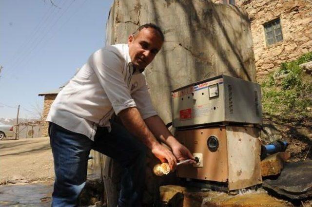 Hurda Malzemeden Yaptığı Dinamoyla Elektrik &Uuml;retiyor 1