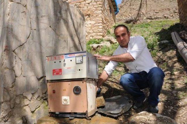 Hurda Malzemeden Yaptığı Dinamoyla Elektrik &Uuml;retiyor 2