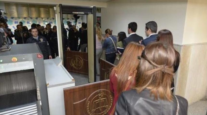 Adana'da Avukatlar Adliyeye Aranmadan Girdi