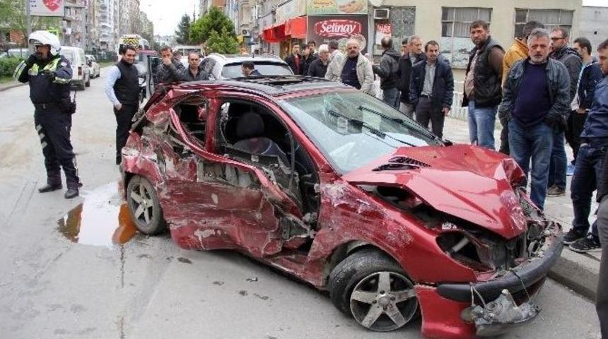 Ehliyetsiz S&uuml;r&uuml;c&uuml; Hurdaya D&ouml;nen Ara&ccedil;tan Yara Almadan &Ccedil;ıktı
