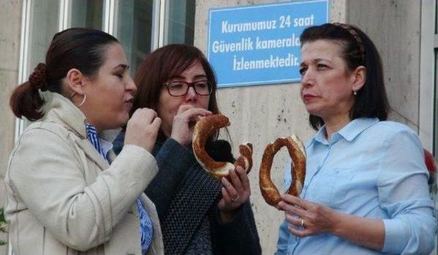 Kocaeli Sgk Çalışanlarından Simitli Protesto