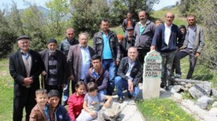 Atalarının Mezarı Başında Papa Francis&rsquo;i Kınadılar