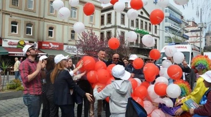 Kalp Hastalıkları Ve Kansere Dikkat &Ccedil;ekmek Amacıyla G&ouml;ky&uuml;z&uuml;ne Balon Bıraktılar