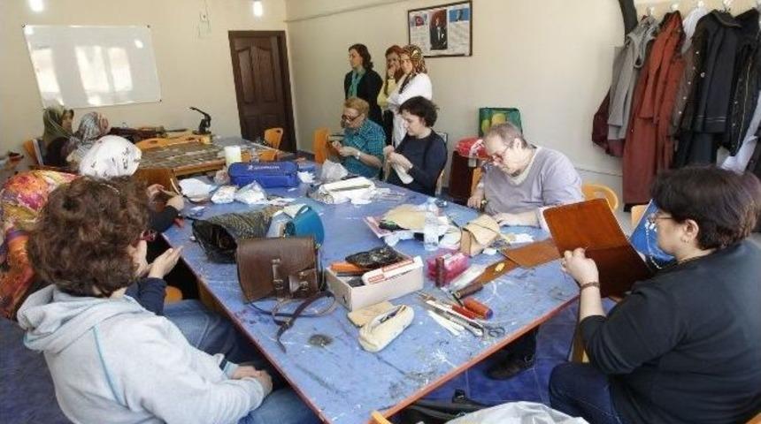 Deri &Ccedil;antalar Gesmek&rsquo;li Hanımlardan