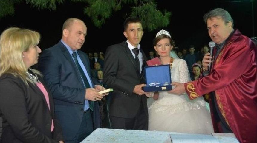 Başkan &Ccedil;er&ccedil;i &Ouml;nce Nikah Kıydı, Sonra Harmandalı Oynadı