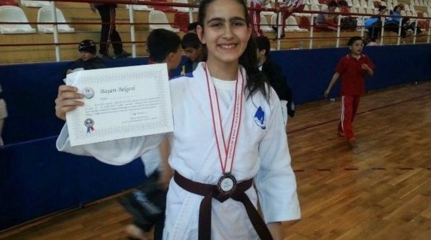 Yunusemre Belediyespor Başarısına Başarı Katıyor