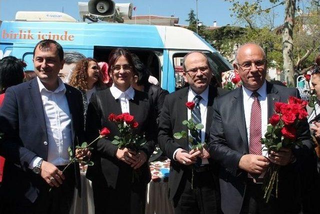 Ak Parti Tekirdağ Kadın Kolları, Lokum Ve Gül Dağıttı