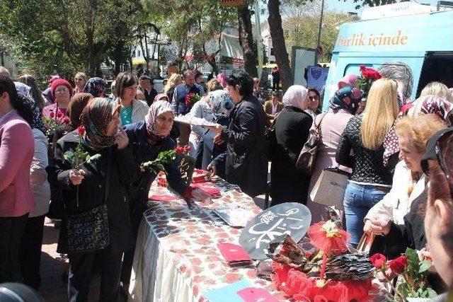 Ak Parti Tekirdağ Kadın Kolları, Lokum Ve Gül Dağıttı