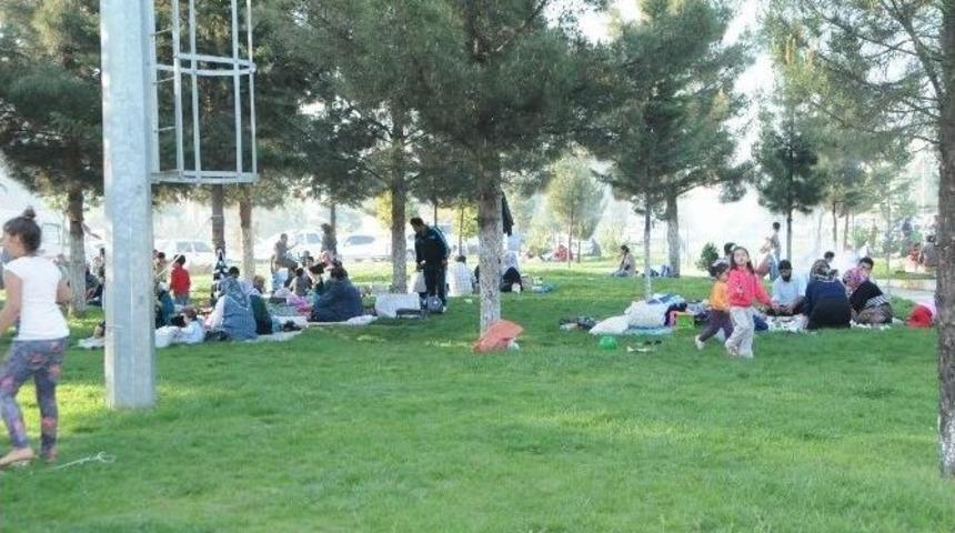 Karak&ouml;pr&uuml;&rsquo;deki Mesire Alanı Doldu Taştı