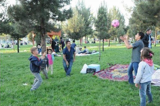 Karak&ouml;pr&uuml;&rsquo;deki Mesire Alanı Doldu Taştı 2