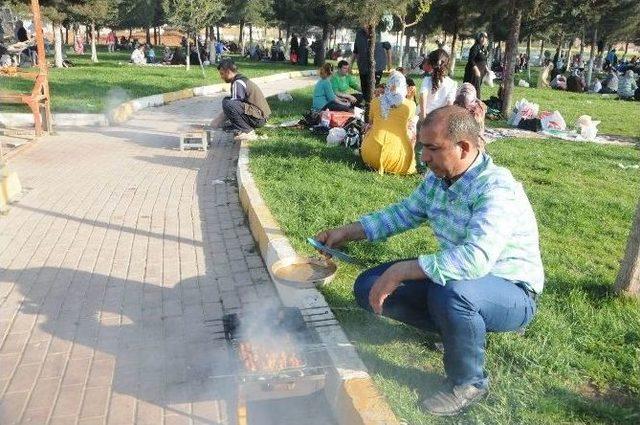 Karak&ouml;pr&uuml;&rsquo;deki Mesire Alanı Doldu Taştı 3