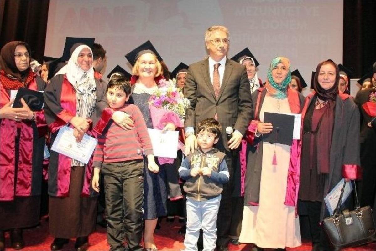 Anne &Uuml;niversitesi İlk Mezunlarını Verdi