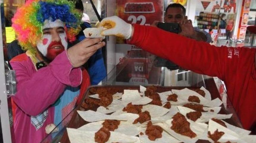 İbrahim Tatlıses'in Isteğiyle Sivas'ta 1 Ton &Ccedil;iğ K&ouml;fte Dağıtıldı