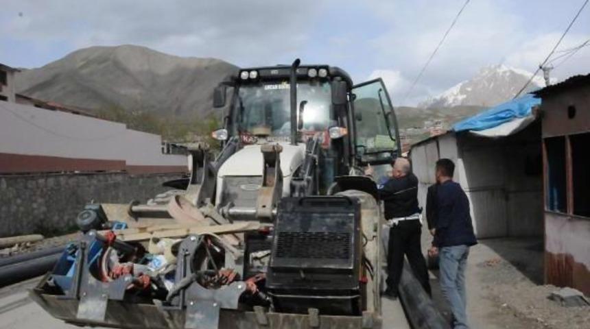 Valinin Ge&ccedil;iş G&uuml;zergahında &Ccedil;alışan Iş Makinelerine Trafik Cezası