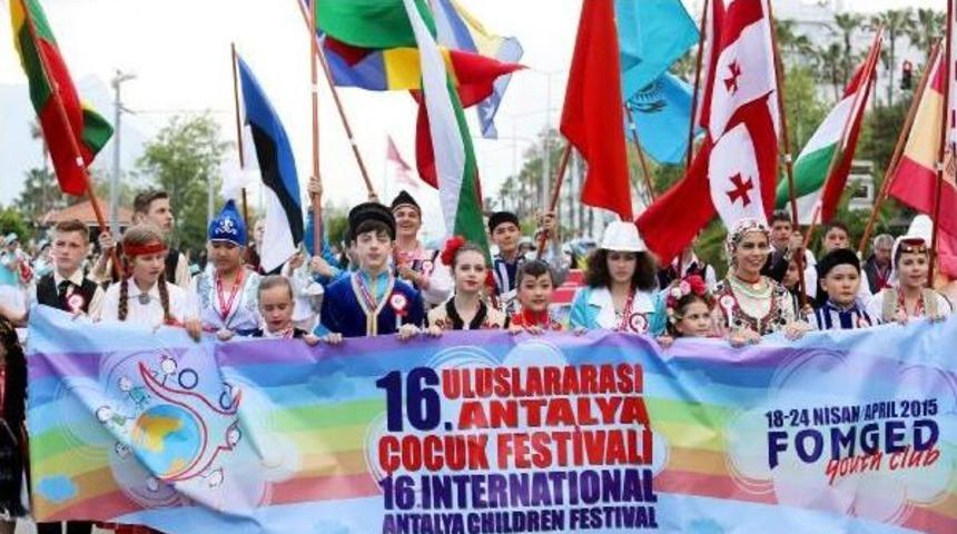 Sağanak Yağmur, &Ccedil;ocukların Dansını Engelleyemedi