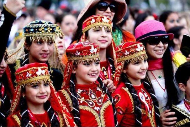 Sağanak Yağmur, Çocukların Dansını Engelleyemedi 1