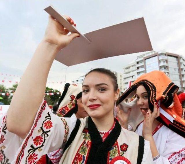 Sağanak Yağmur, Çocukların Dansını Engelleyemedi 3