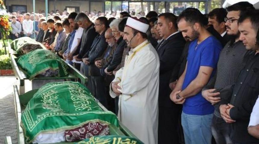 Zincirleme Kazada Aynı Aileden 1'i Bebek 5 Kişi &Ouml;ld&uuml; (2)