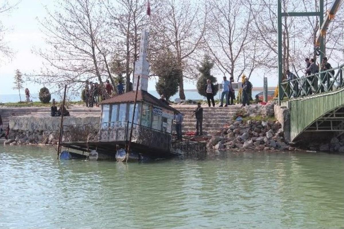 Beyşehir G&ouml;l&uuml;&rsquo;ndeki Y&uuml;zer &Ccedil;ay Ocağı Karaya &Ccedil;ıkarıldı