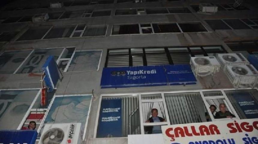 Polis, Ev Arkadaşını &Ouml;ld&uuml;r&uuml;p Intihar Etti