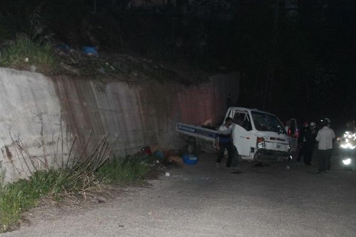 Kamyonet, 5 Metre Y&uuml;kseklikten Yere &Ccedil;akıldı