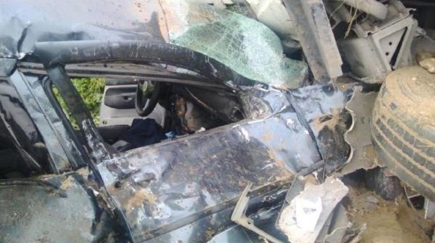 Otomobille Kamyon &Ccedil;arpıştı, 1 &Ouml;l&uuml;, 1 Ağır Yaralı