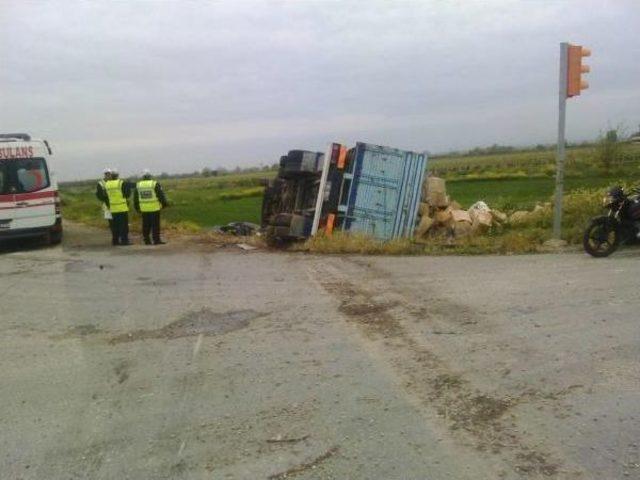 Otomobille Kamyon Çarpıştı, 1 Ölü, 1 Ağır Yaralı