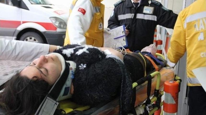 Balkon Demiri Koptu 1 Yaralı