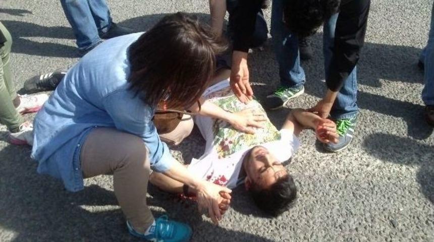 Motosiklet S&uuml;r&uuml;c&uuml;s&uuml; Ve Ardındaki Yolcu &Ouml;l&uuml;mden D&ouml;nd&uuml;