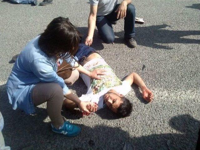 Motosiklet S&uuml;r&uuml;c&uuml;s&uuml; Ve Ardındaki Yolcu &Ouml;l&uuml;mden D&ouml;nd&uuml; 1