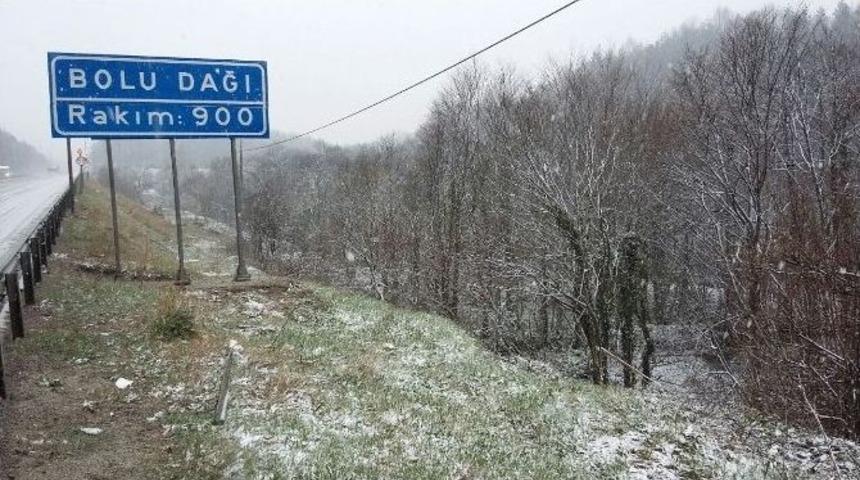 Bolu&rsquo;da Nisan Ayında Yağan Kar S&uuml;r&uuml;c&uuml;leri Şaşırttı