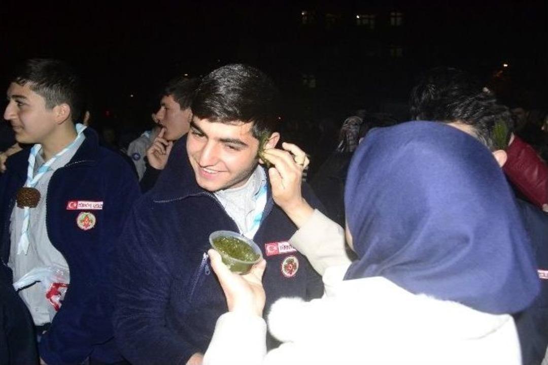 Kına Yakıp &Ccedil;anakkale&rsquo;ye Uğurlandılar