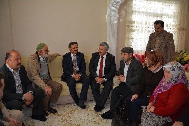 K&ouml;rfez Belediye Başkanı Baran Mahalle Gezilerini S&uuml;rd&uuml;r&uuml;yor 1