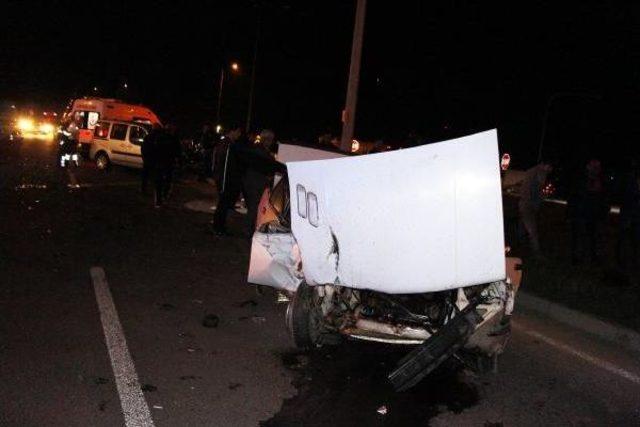 Hurdaya Dönen Otomobilden Fırladılar: 3 Yaralı 1