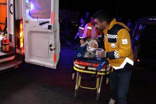 Hurdaya Dönen Otomobilden Fırladılar: 3 Yaralı 2