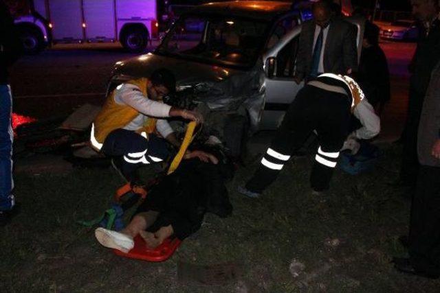 Hurdaya Dönen Otomobilden Fırladılar: 3 Yaralı 3