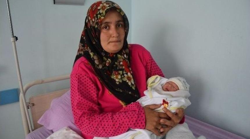 &rsquo;kutlu Doğum&rsquo; Bebeğine &Ccedil;eyrek Altın